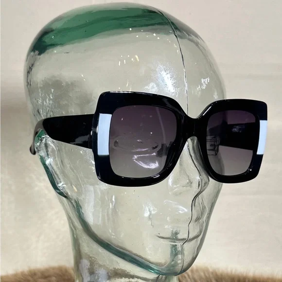 Chic Black Square Sunglasses - Picture 3 of 3